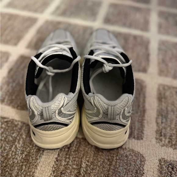 New Balance 530 Silver Cream Sneakers - Picture 4 of 8